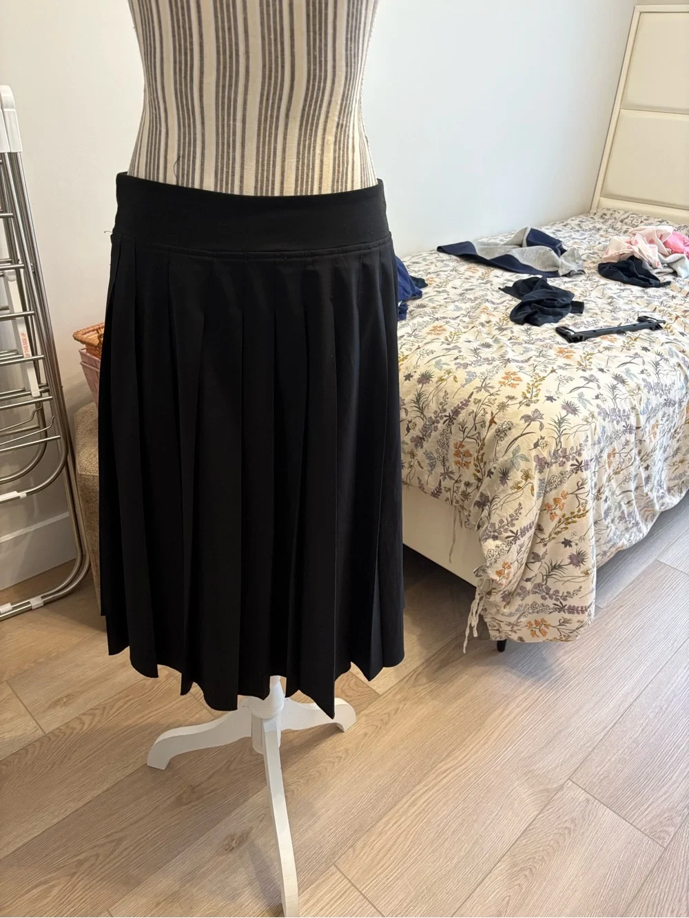 Black Pleated Women's Skirt by The Slim Skirt sz M athletic lightweight knee